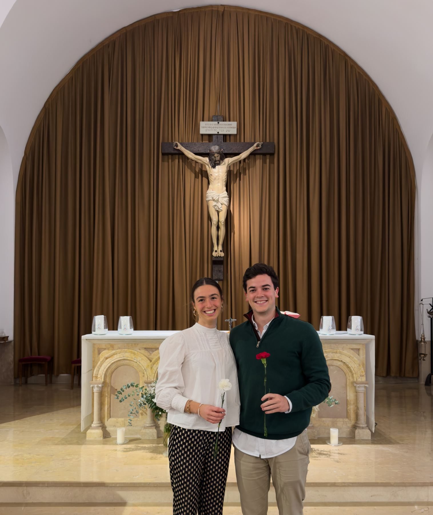 Juan y Lucía junto al altar