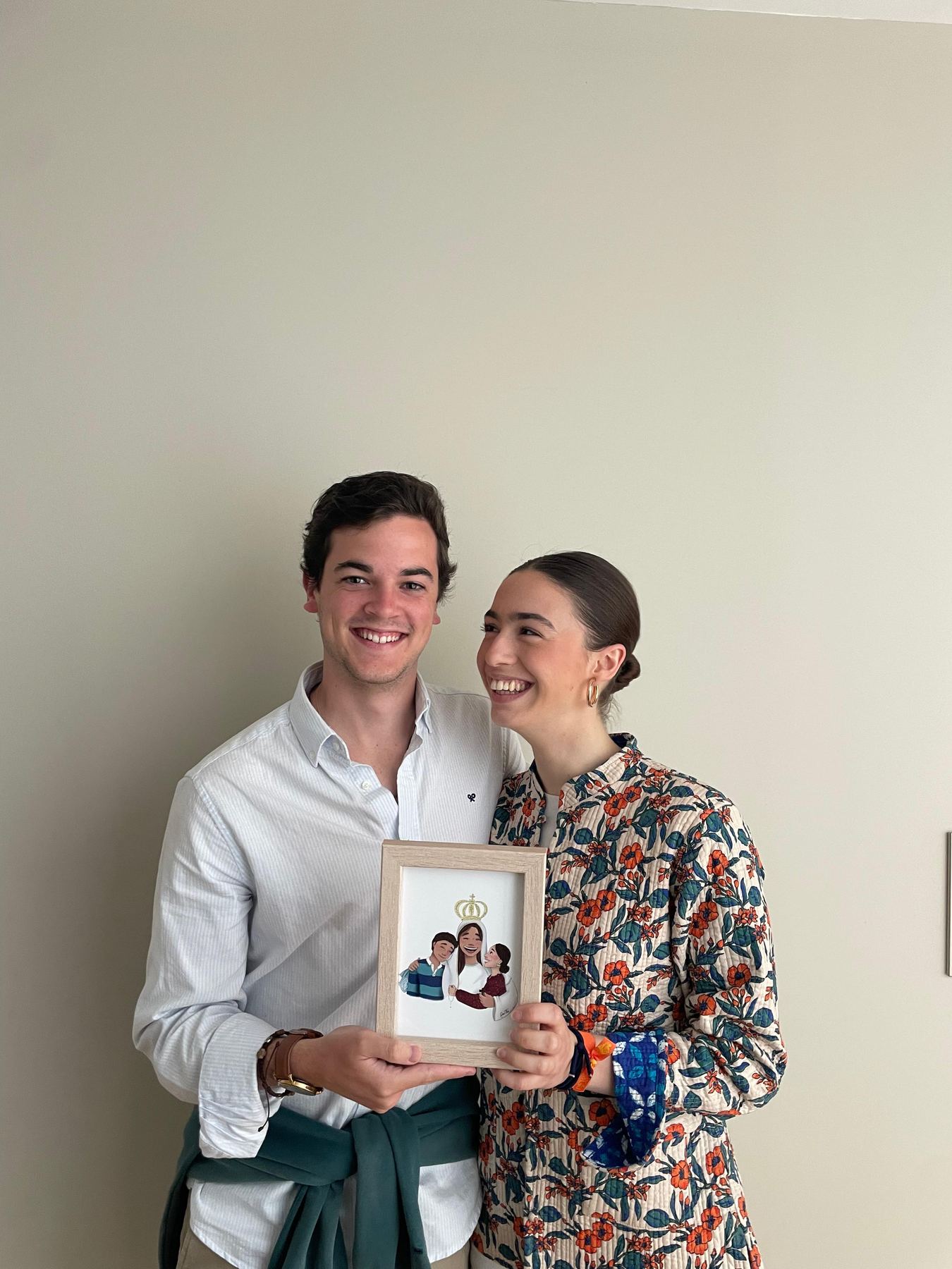 Juan y Lucía con la ilustración enmarcada de la Virgen