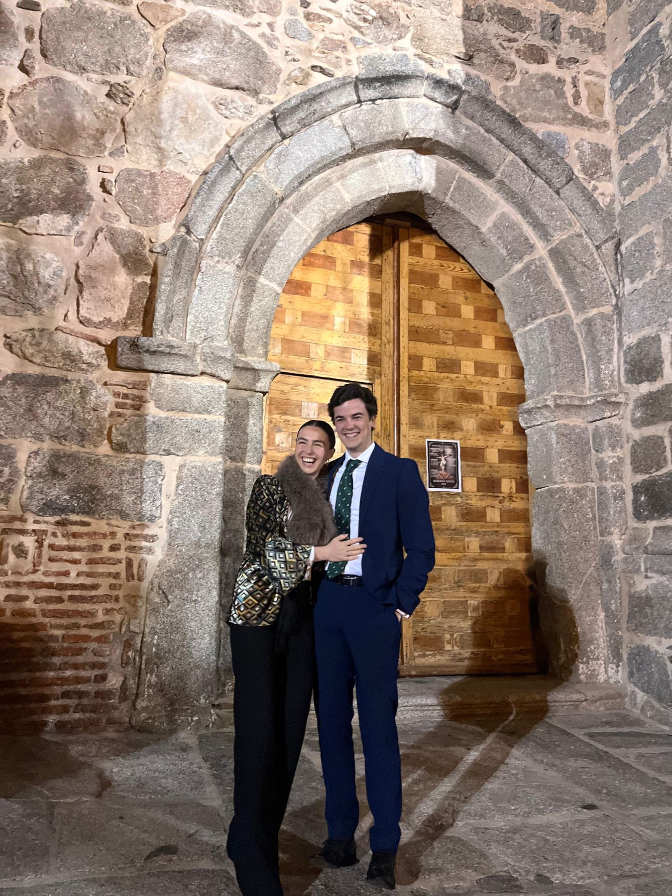 Juan y Lucía en una puerta de piedra